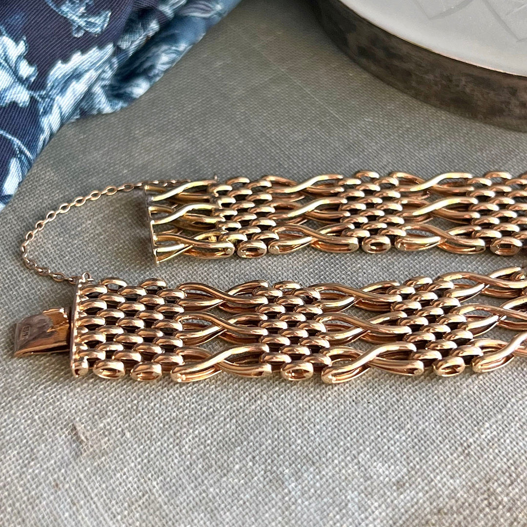 Side profile Victorian gate bracelet flexible and elegant