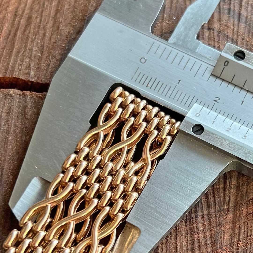 Close up antique gold gate links rich yellow gold tone