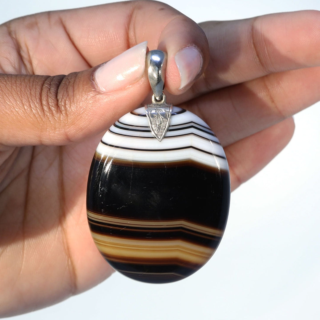 Substantial banded agate pendant weighing 36.4 grams