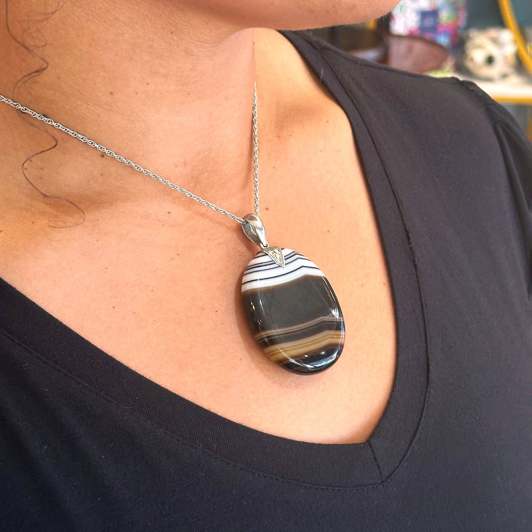 Large Victorian agate pendant featuring distinctive stone layers