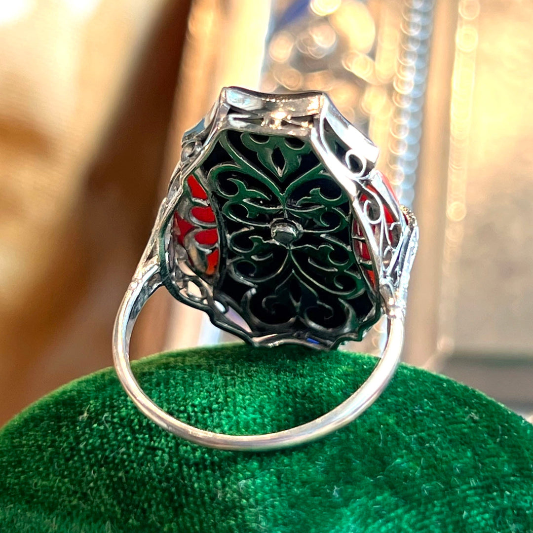Detailed view of onyx coral diamond setting