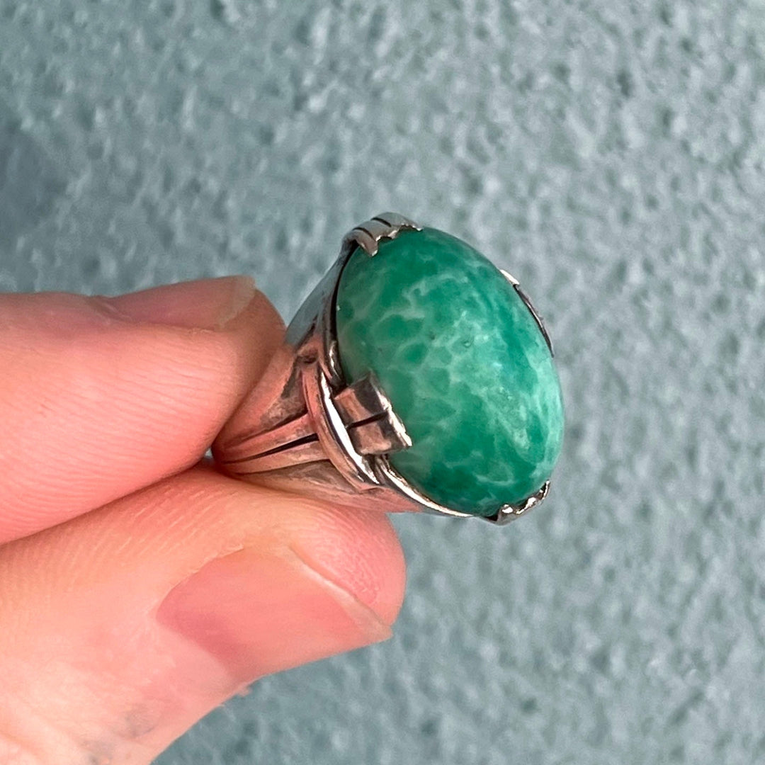Elegant Art Deco green glass ring