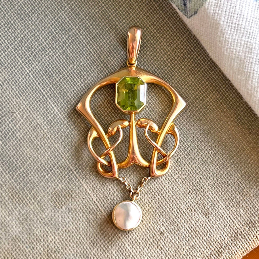 Art Nouveau 15 Karat Gold Peridot and Mother of Pearl Pendant, c. 1910