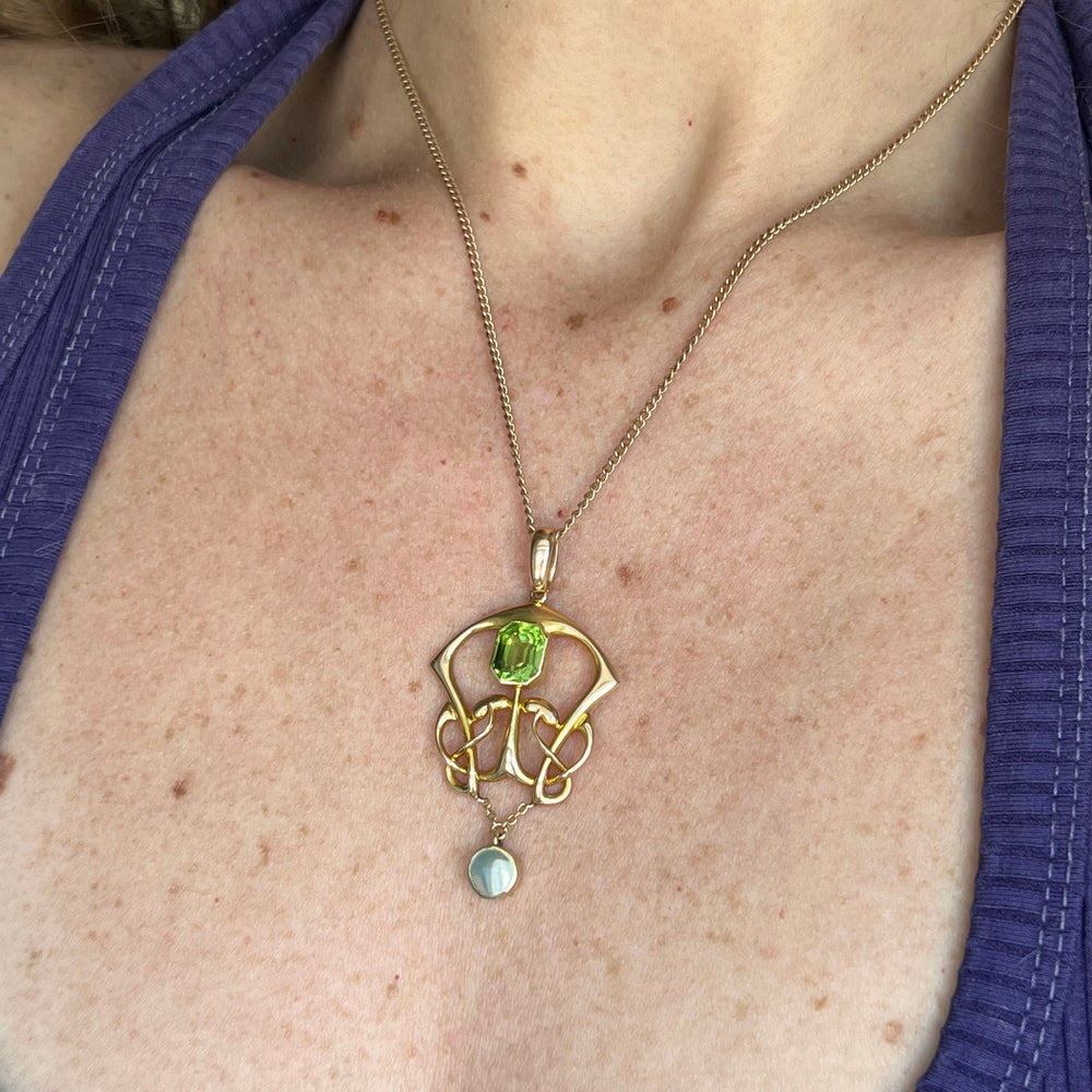 Art Nouveau 15 Karat Gold Peridot and Mother of Pearl Pendant, c. 1910