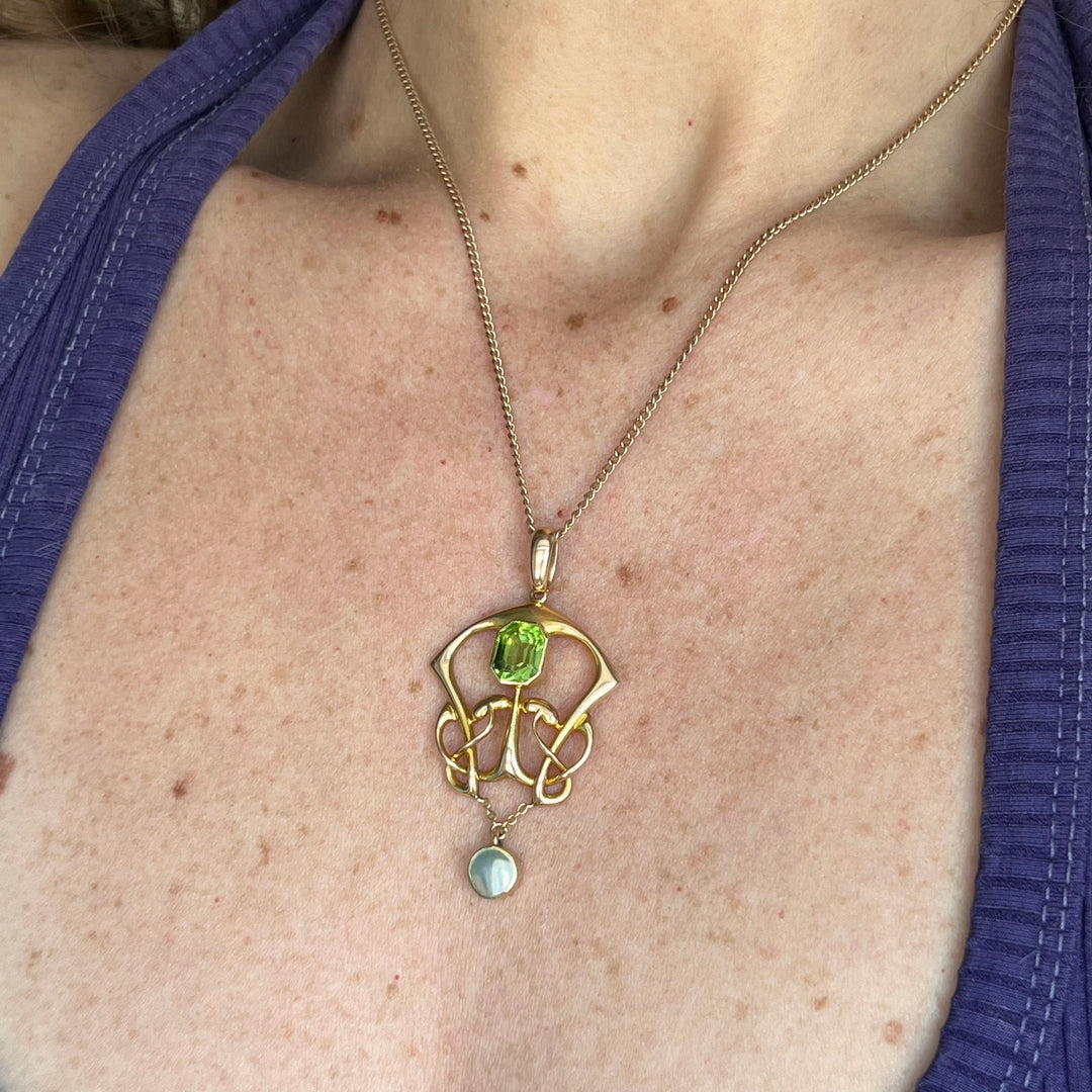 Art Nouveau 15 Karat Gold Peridot and Mother of Pearl Pendant, c. 1910
