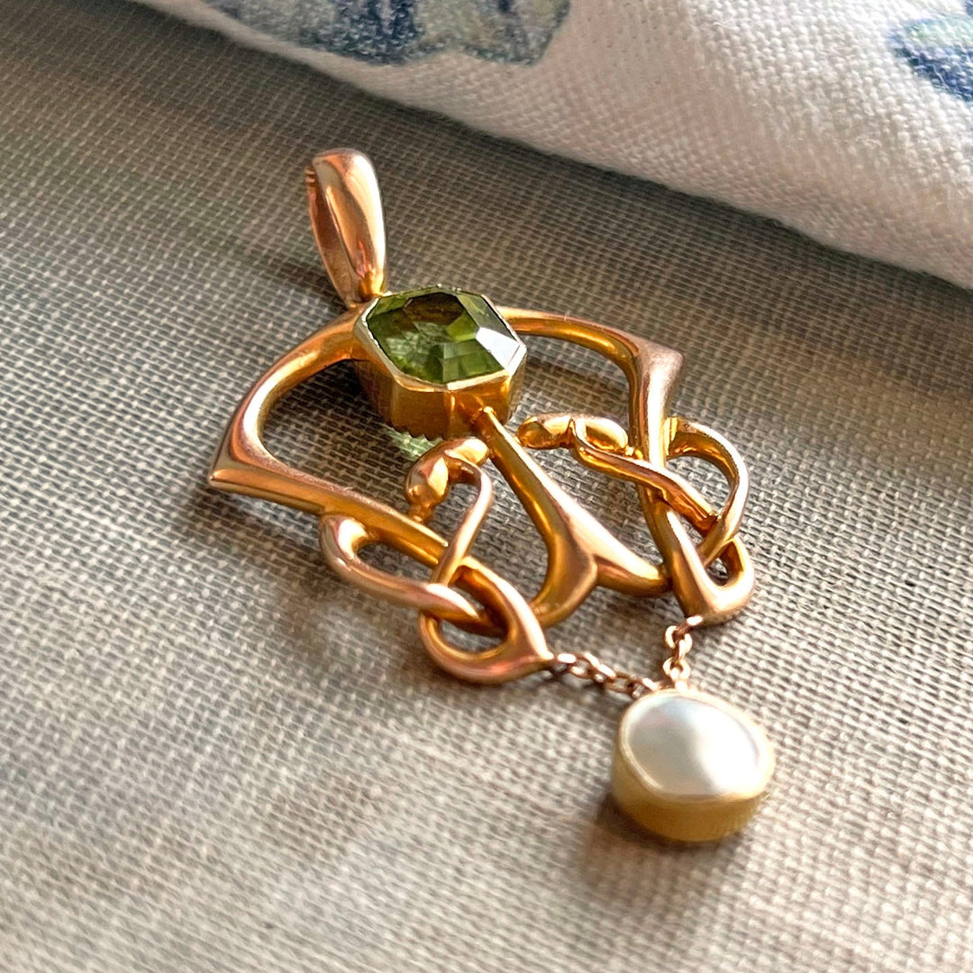 Art Nouveau 15 Karat Gold Peridot and Mother of Pearl Pendant, c. 1910