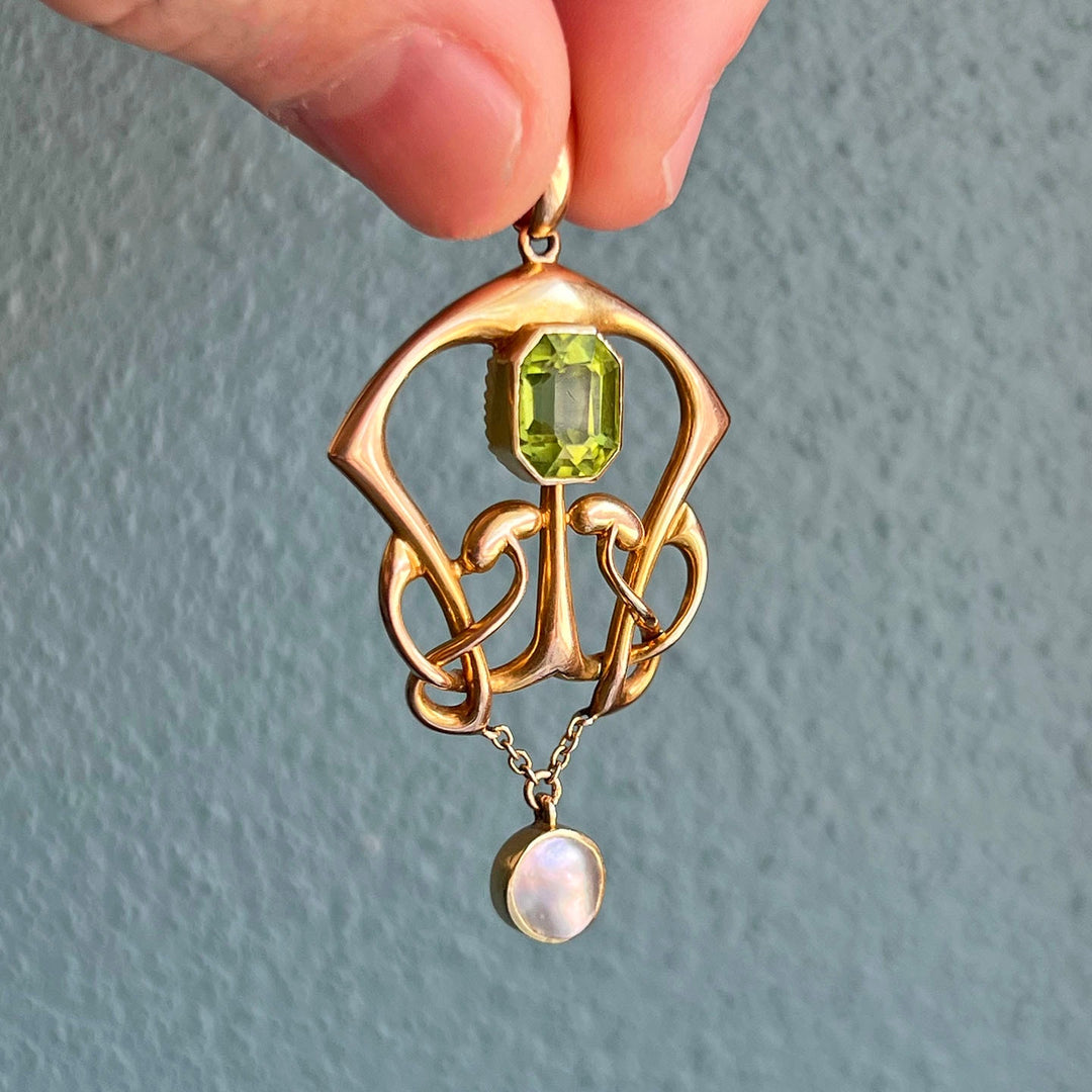 Art Nouveau 15 Karat Gold Peridot and Mother of Pearl Pendant, c. 1910