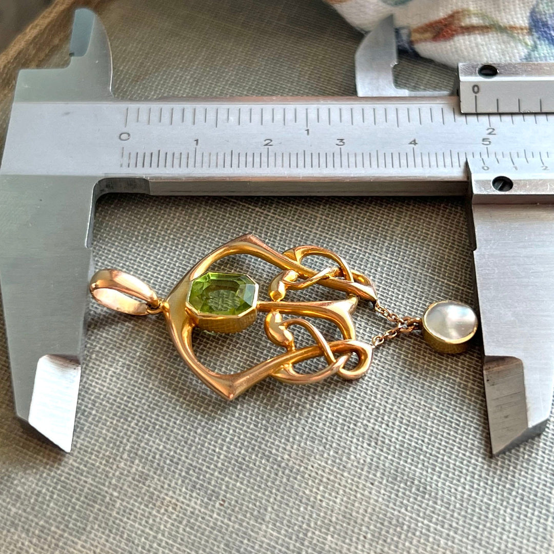 Art Nouveau 15 Karat Gold Peridot and Mother of Pearl Pendant, c. 1910