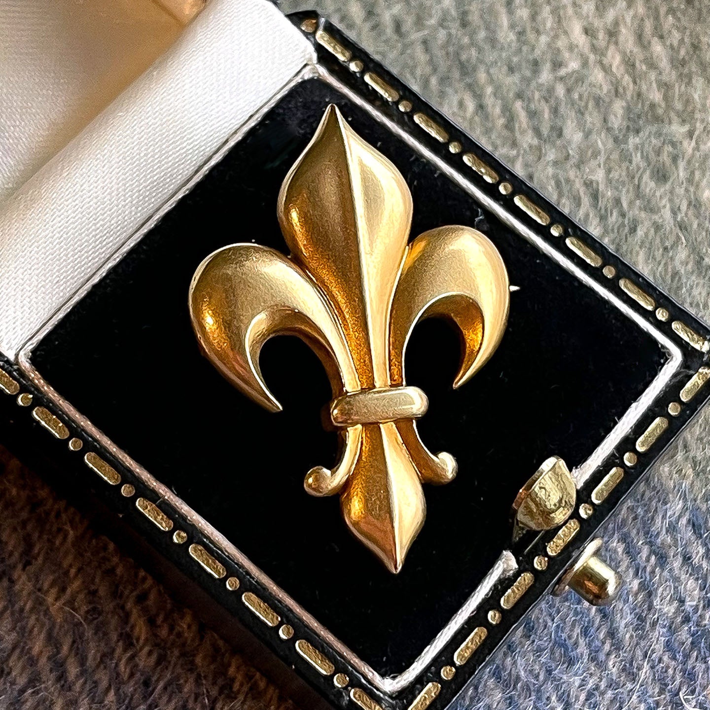 Antique French Fleur-de-lis Brooch, 18k Gold c. 1900