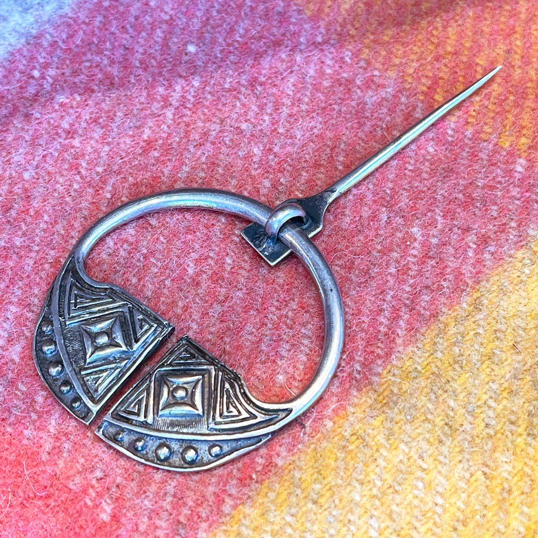 Vintage Alexander Ritchie Silver Penannular Brooch Pin