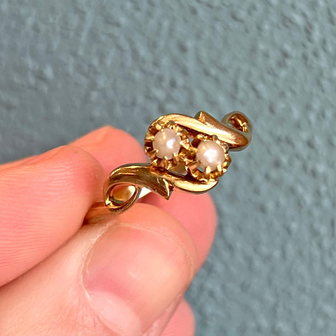 Victorian gold ring with twin pearls
