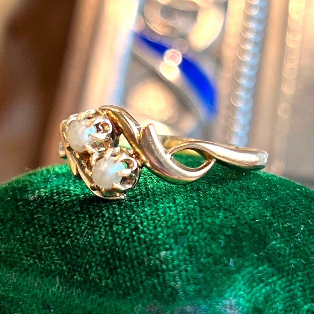 Detailed view of French moi et toi setting