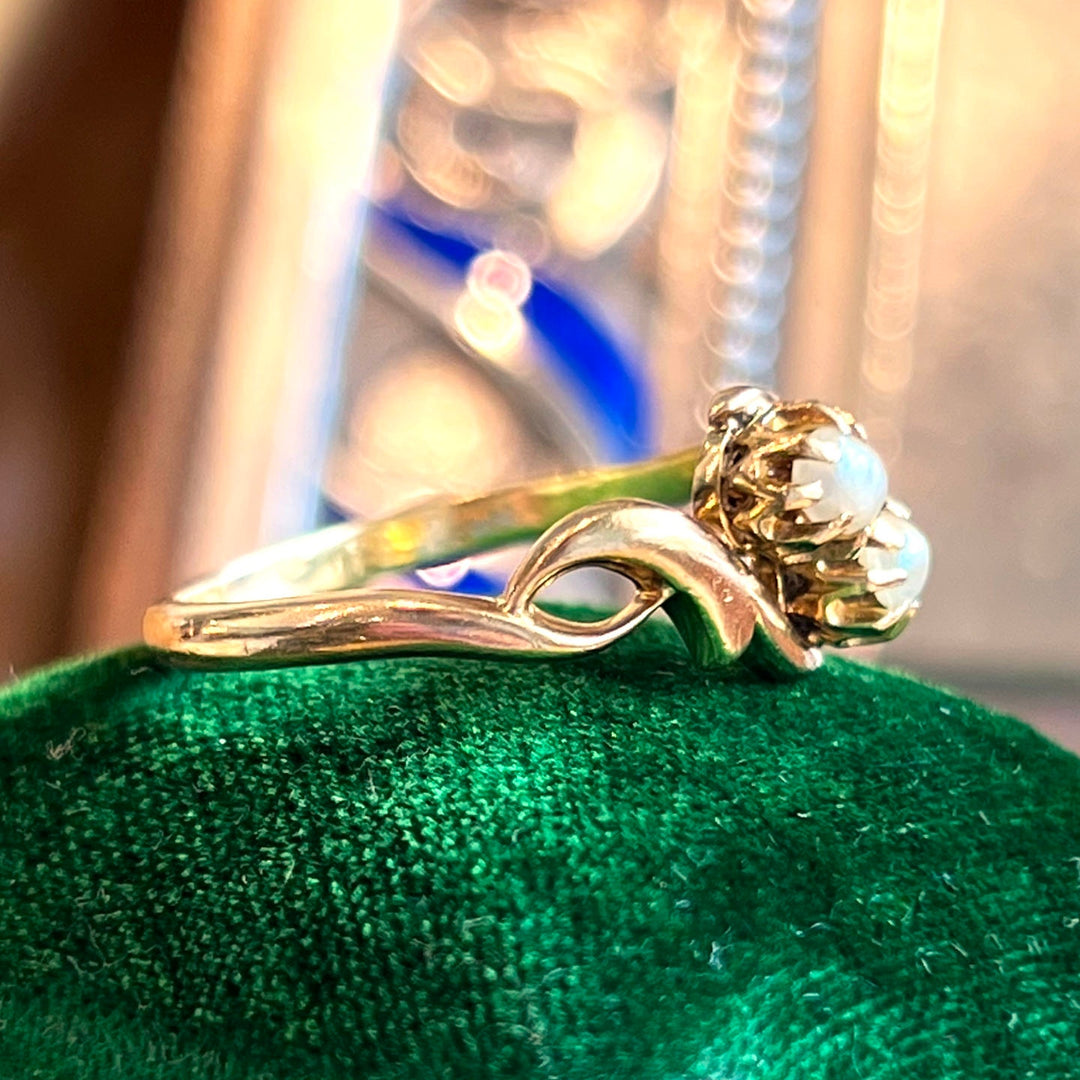 Detailed view of French moi et toi setting
