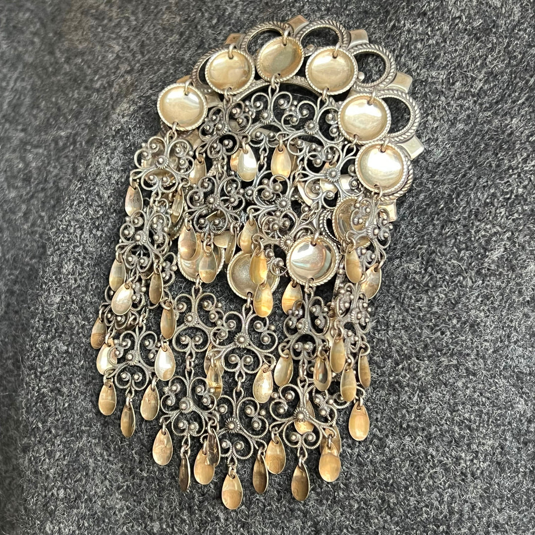 Silver sølje brooch with dangling discs