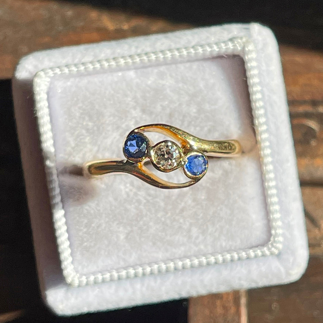 Edwardian Bypass Ring with Sapphire and Diamond in 18k Gold, Birmingham 1917