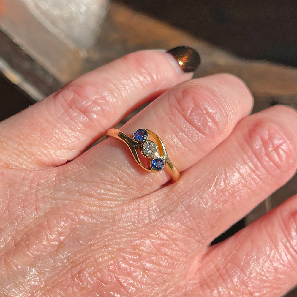 Edwardian Bypass Ring with Sapphire and Diamond in 18k Gold, Birmingham 1917