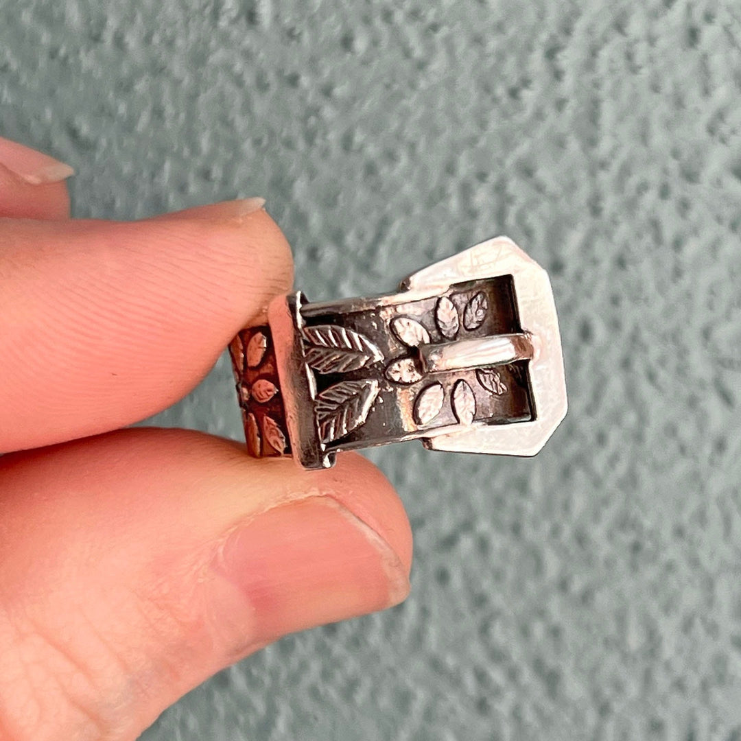 Vintage engraved silver ring classic buckle design