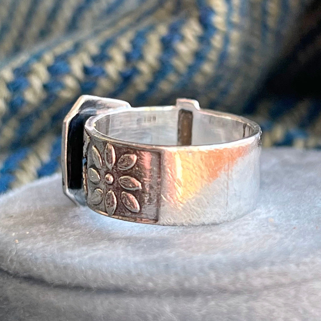 Vintage engraved silver ring classic buckle design