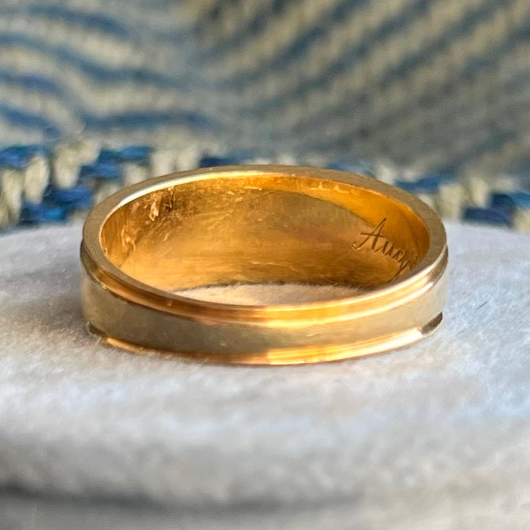 Detailed view of antique pearl setting