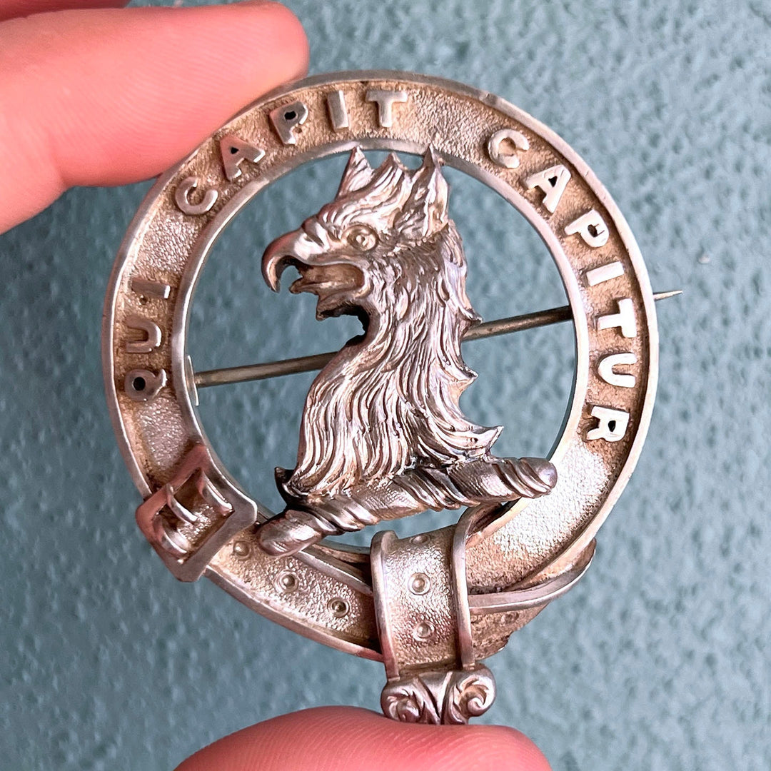 Victorian heraldry brooch with engraved motto