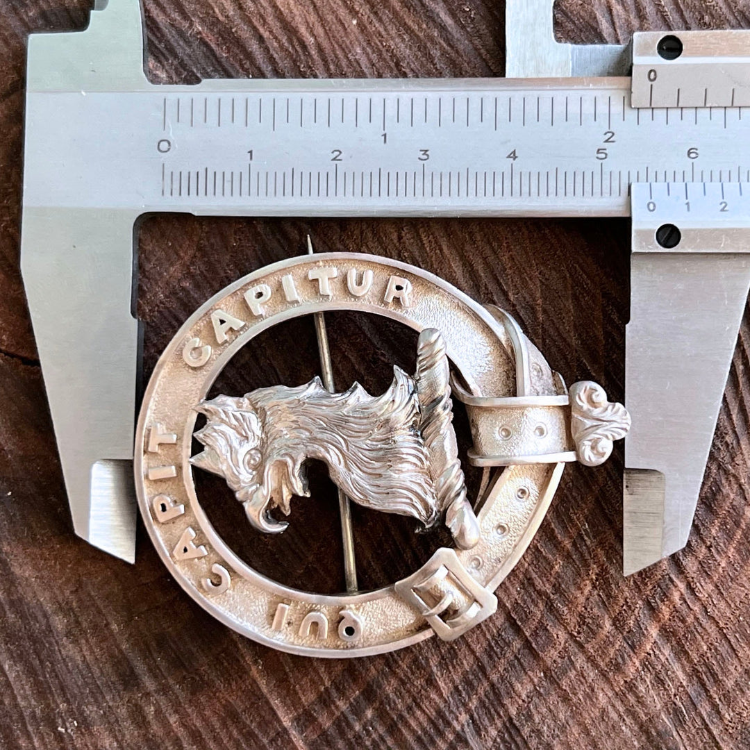 Victorian heraldry brooch with engraved motto