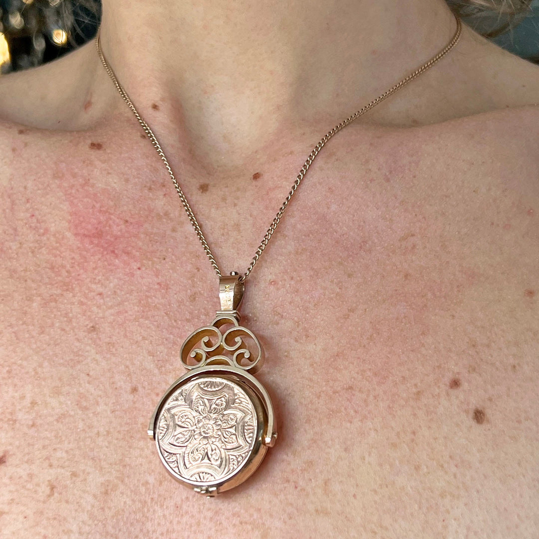Victorian Spinner Fob Locket Pendant Sardonyx 10k Gold with Portraits