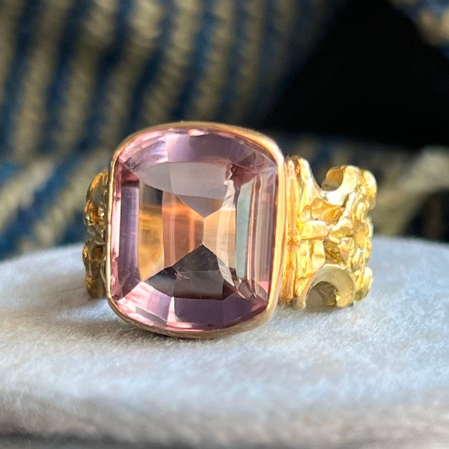 Vintage 18 karat gold rectangular amethyst ring