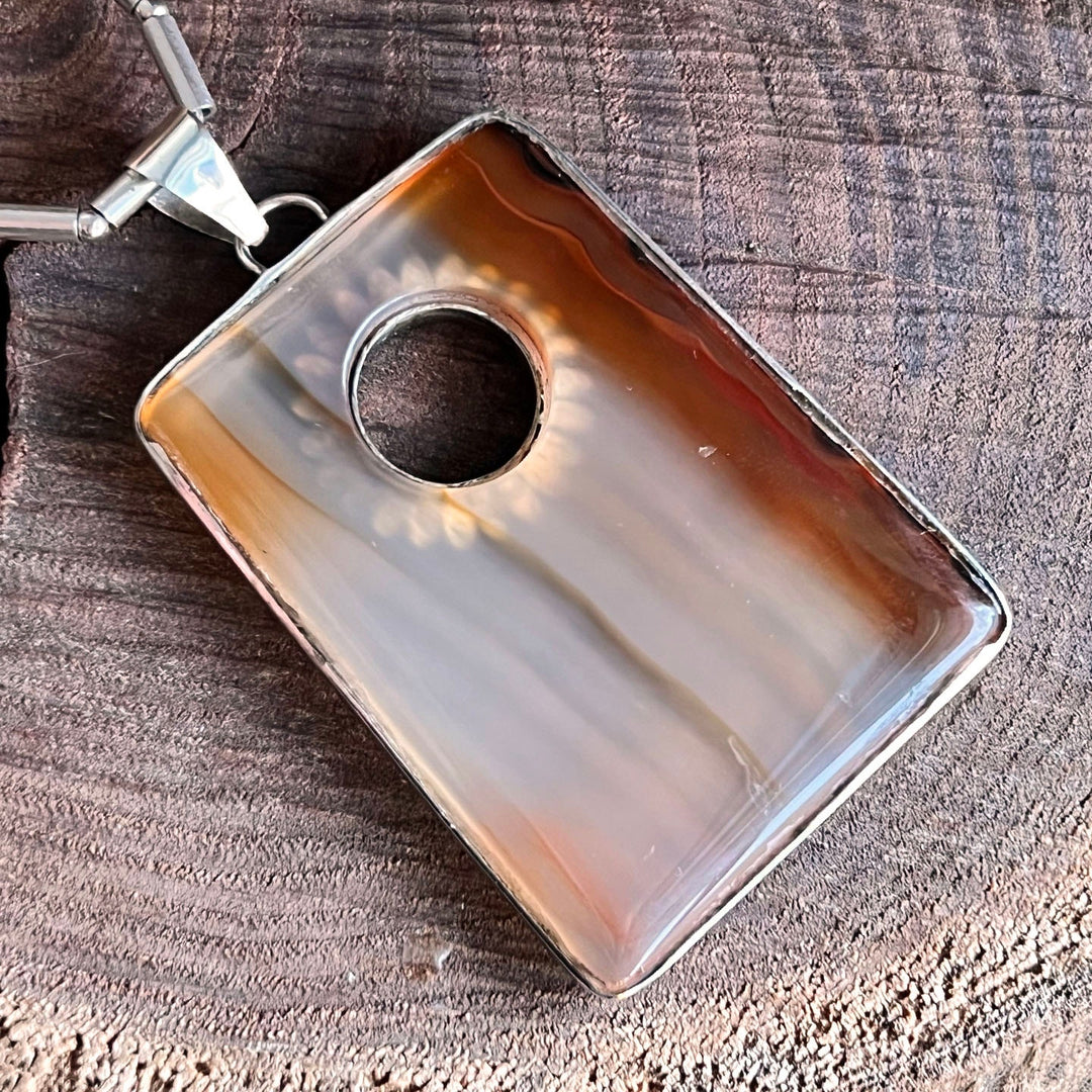 Detailed view of polished agate settings