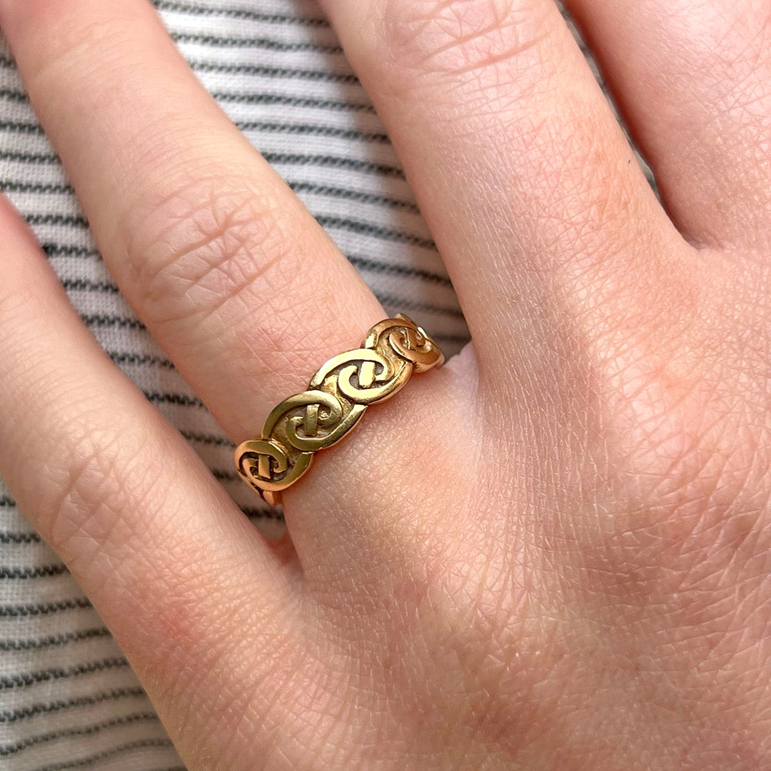 Vintage Celtic Knot Band Ring 18 Karat Gold