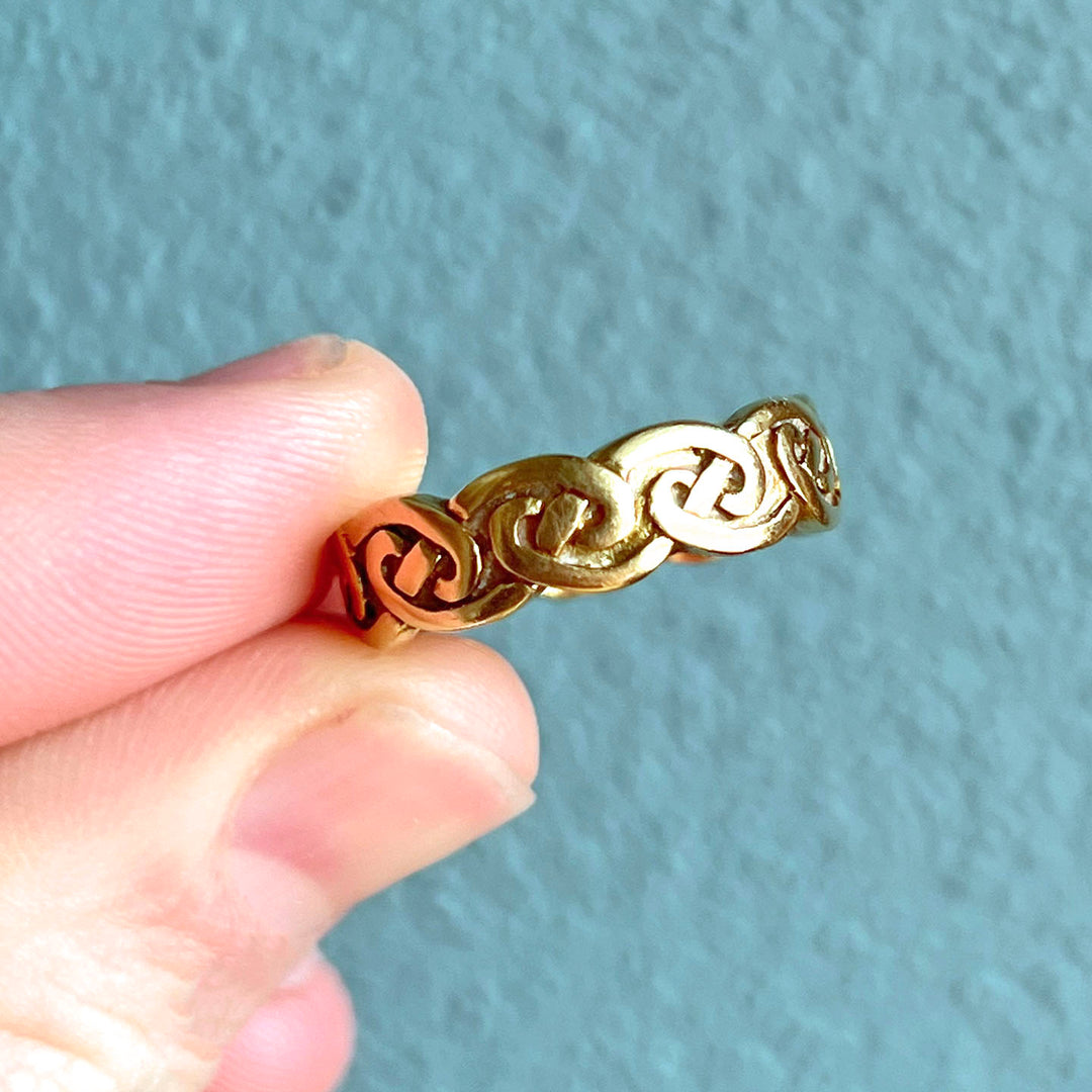Vintage Celtic Knot Band Ring 18 Karat Gold
