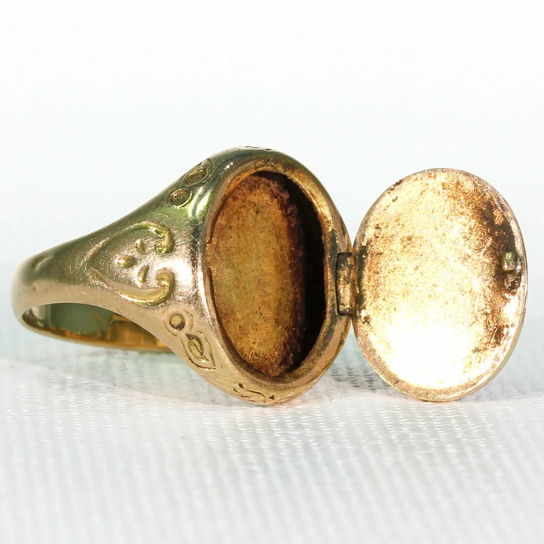 Antique Carved Sardonyx Opening Ring Locket Poison