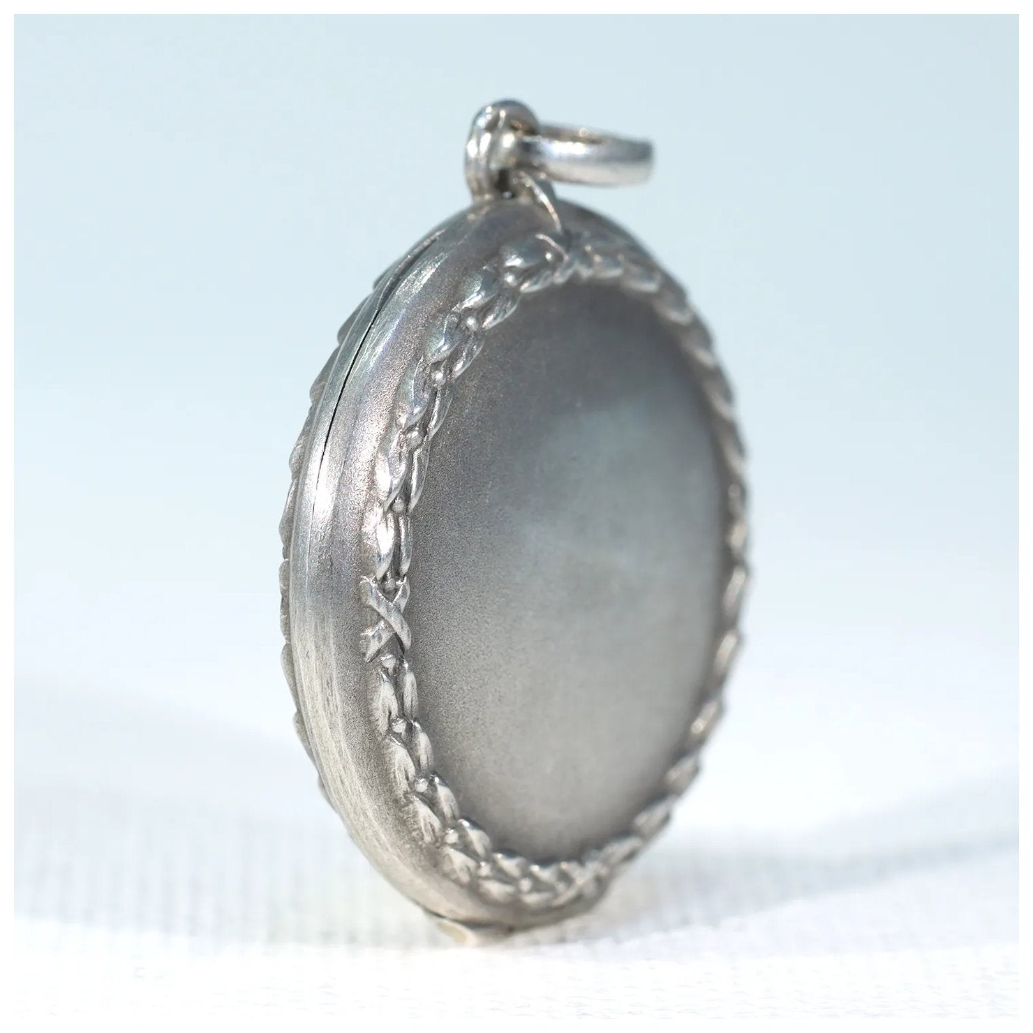 Antique Wreath Motif Silver Locket Round