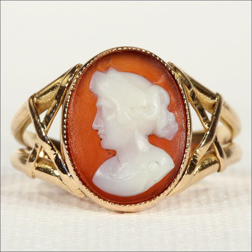 Antique Victorian Hard Stone Cameo Ring in 18k Gold