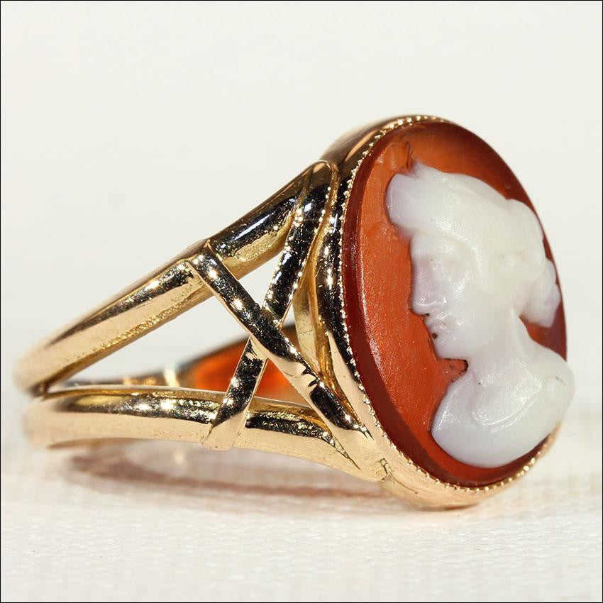 Antique Victorian Hard Stone Cameo Ring in 18k Gold