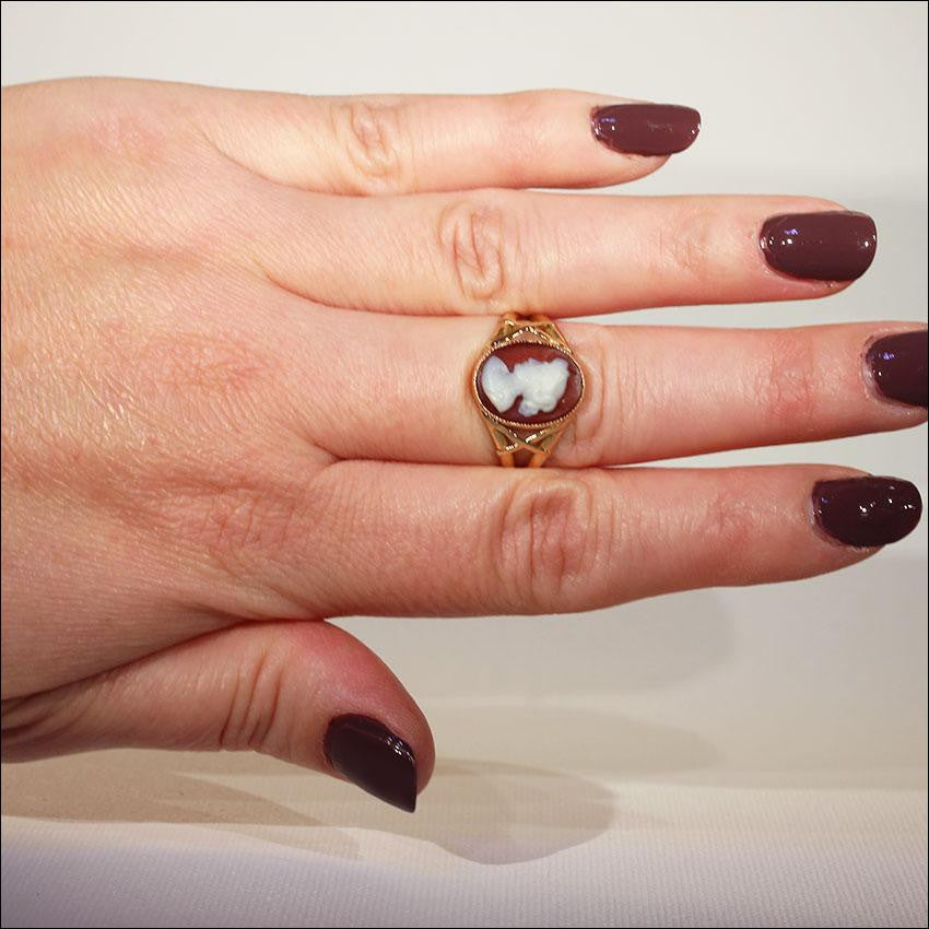 Antique Victorian Hard Stone Cameo Ring in 18k Gold
