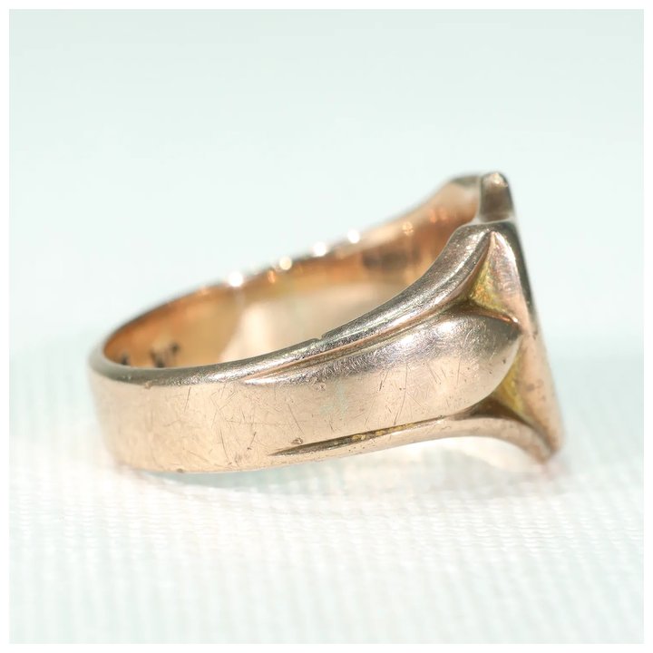 Victorian English Gold Signet Ring Shield
