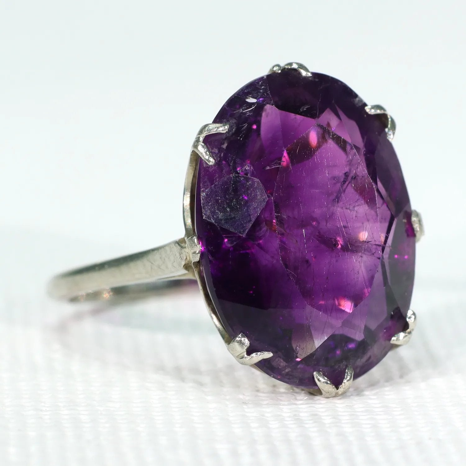 Vintage 18k White Gold Oval Amethyst Ring